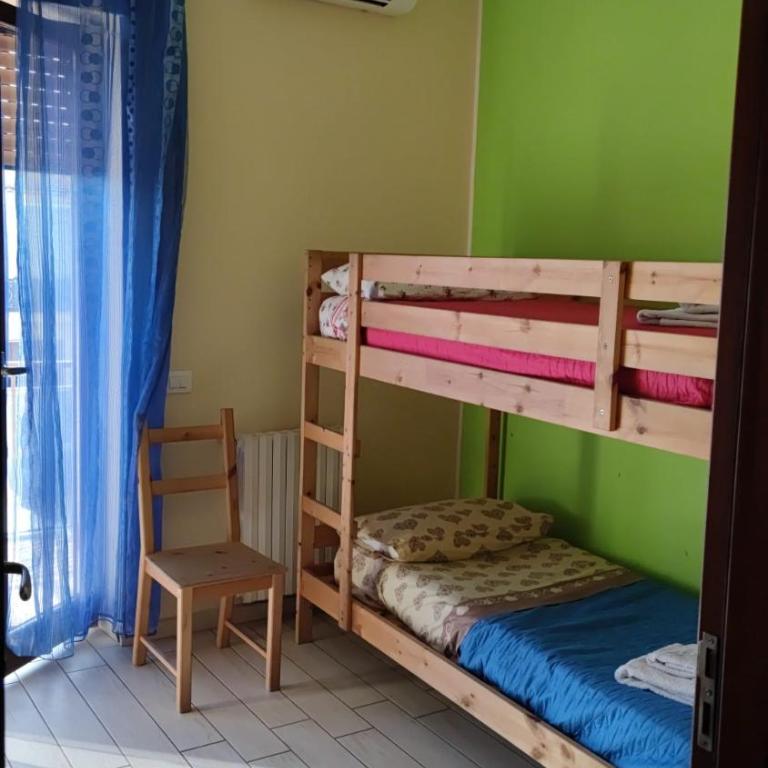B&B S Home - Chambre Quadruple Économique avec Salle de Bains Commune - 32