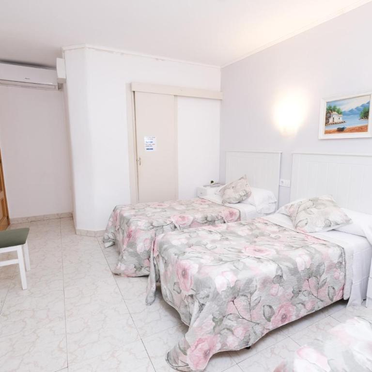 Hostal Ramos - Habitación Triple Estándar con balcón - 1