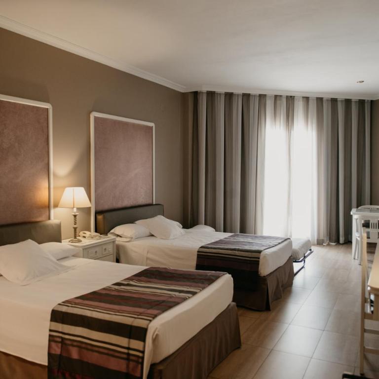 Mas Gallau - Habitación Doble con cama supletoria (2 adultos + 1 niño) - 3