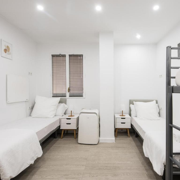 No Limit Barcelona Central - Quadruple Room with Shared Bathroom - 14