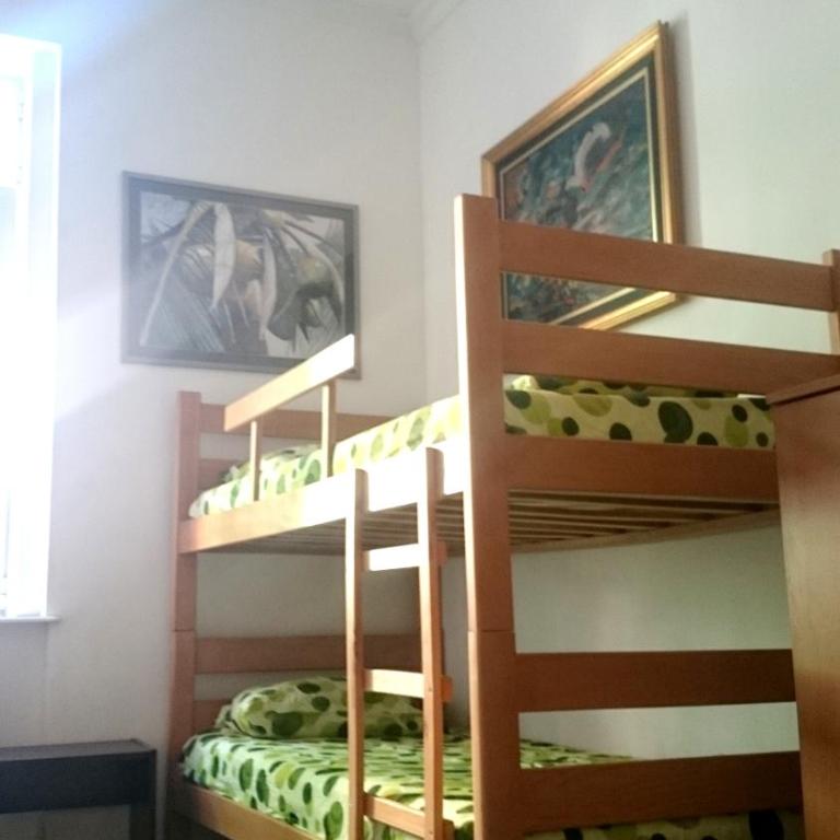 Sun Hostel - Četvorokrevetna Soba sa Zajedničkim Kupatilom - 1