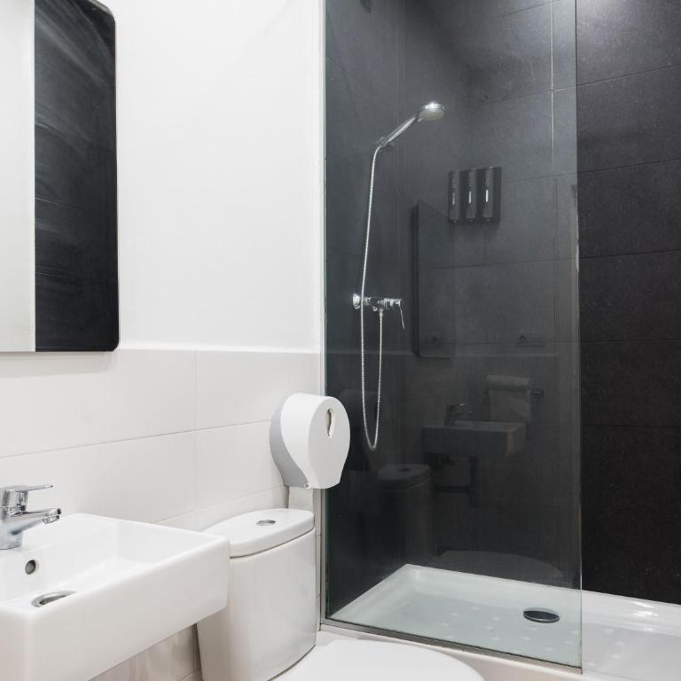 No Limit Barcelona Central - Quadruple Room with Private Bathroom - 3