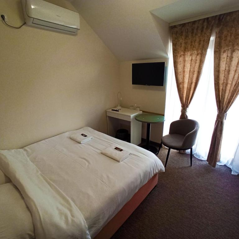 Vila Astonia - Deluxe Double Room with Shower - 2