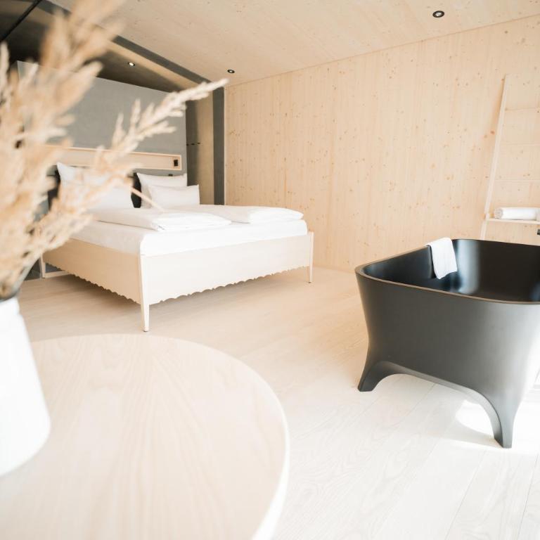 Amrai Suites - Deluxe Doppelzimmer „Maisäß“ mit Balkon - 2