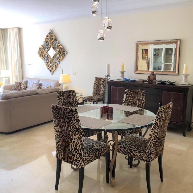 Beachside Luxury 2 bedroom apartment, Puerto Banus - Two-Bedroom Apartment - 12