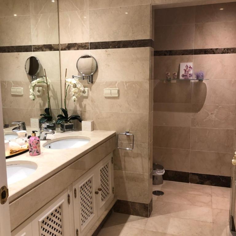 Beachside Luxury 2 bedroom apartment, Puerto Banus - Two-Bedroom Apartment - 18