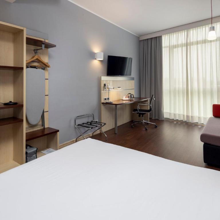Holiday Inn Express Parma by IHG - Camera Matrimoniale Standard con Divano-Letto - 8
