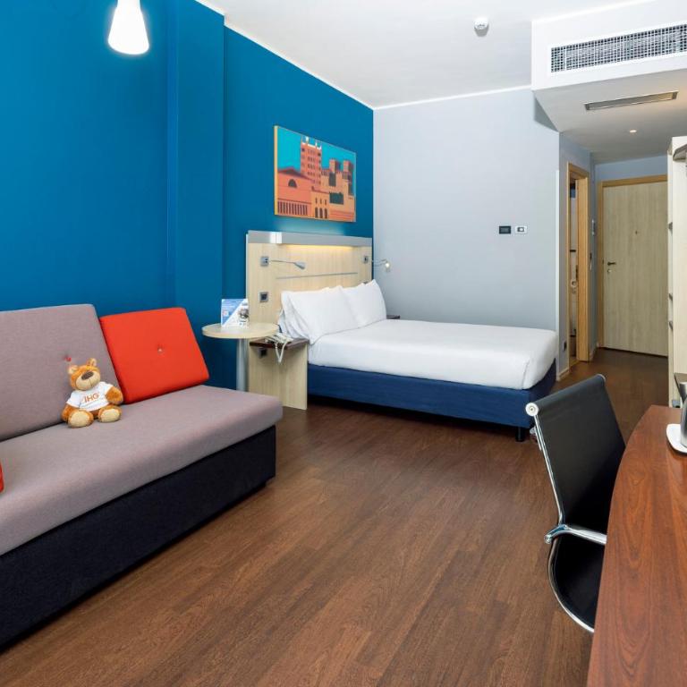 Holiday Inn Express Parma by IHG - Camera Matrimoniale Standard con Divano-Letto - 7