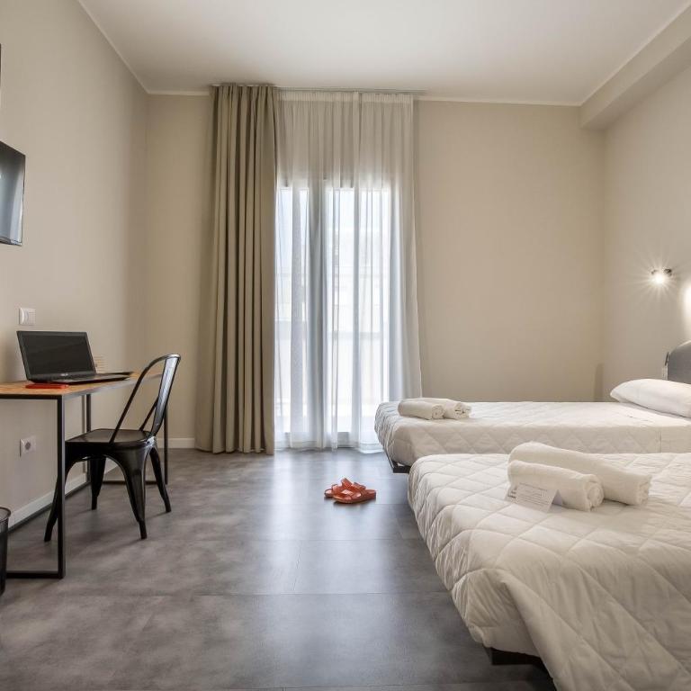 Piccolo Catalunya Hostel - Triple Room with Balcony - 1