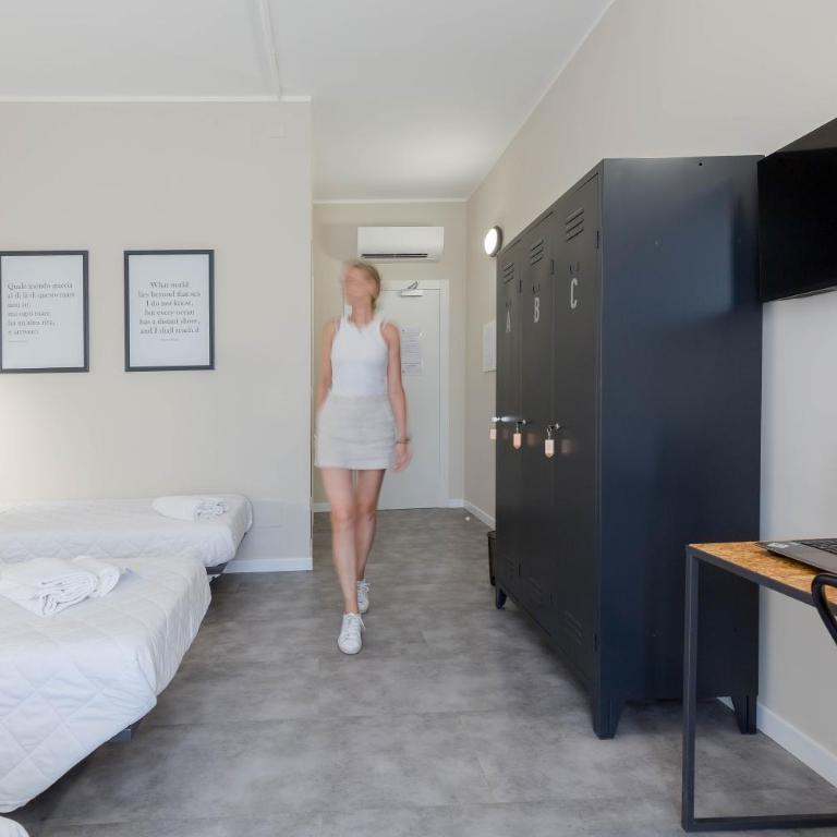 Piccolo Catalunya Hostel - Triple Room with Balcony - 2