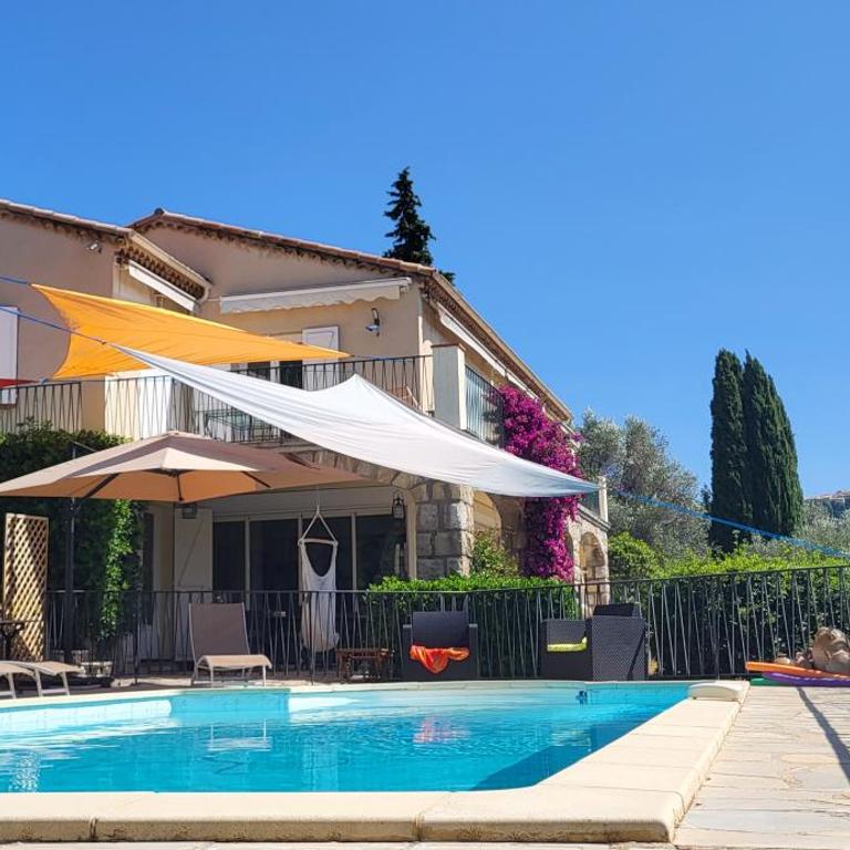 "La Colombe sous les Oliviers" Gîte jusqu'à 4 personnes - 75m2 - Sur Boooking - Rez de jardin Piscine Vue mer et lac - Casa Vacanze - 2