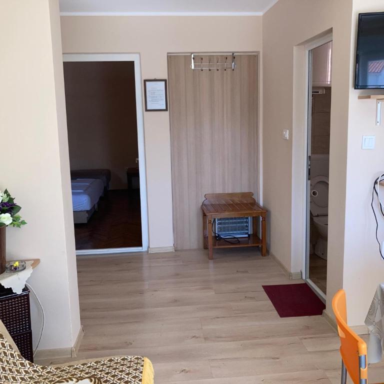 Apartments Batalo - Porodična Soba (sa Pogledom na Baštu) - 7