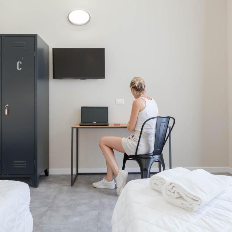 Piccolo Catalunya Hostel - Triple Room with Balcony - 3