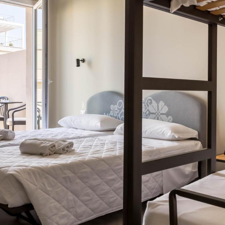 Piccolo Catalunya Hostel - Comfort Room with Balcony - 9