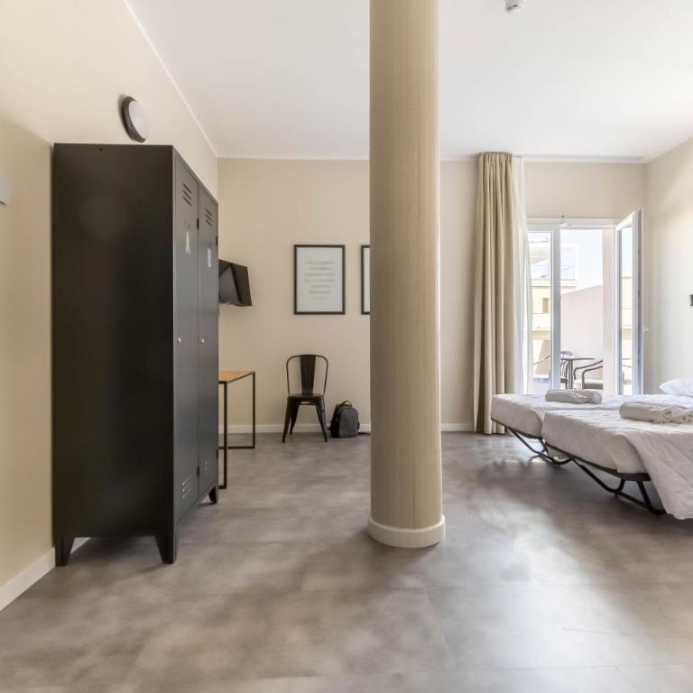 Piccolo Catalunya Hostel - Comfort Room with Balcony - 4