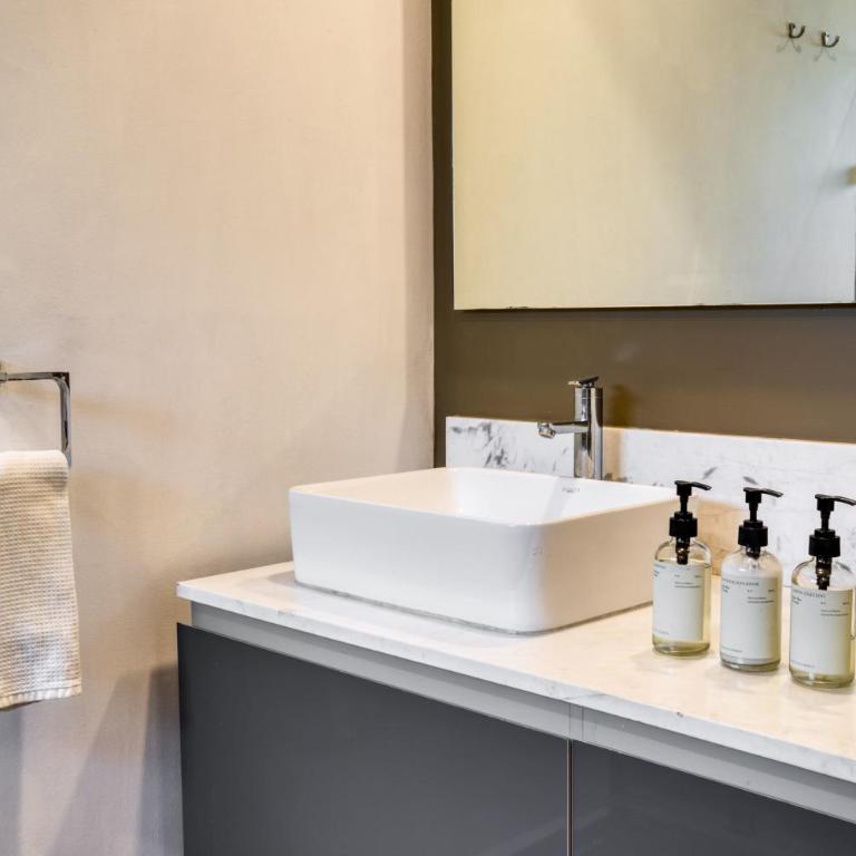 Chic PH Haven with rooftop, Condesa 2BR By Tasman - Apartamento - 52