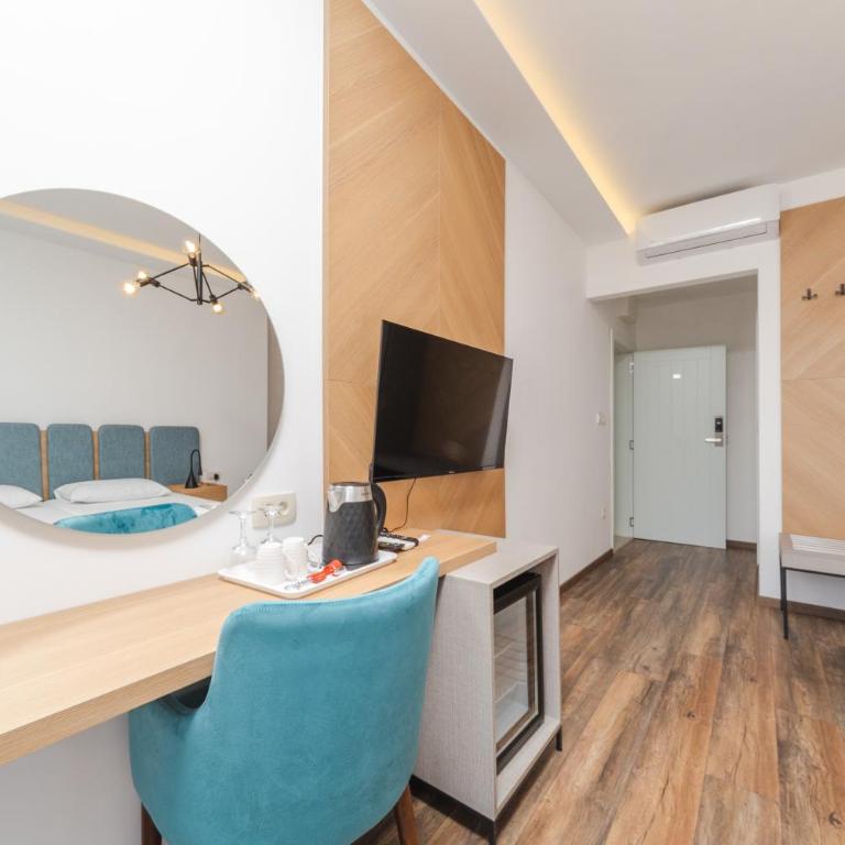 Apartments Mara Lux - Deluks Dvokrevetna soba sa Bračnim Krevetom, Balkonom i Pogledom na More - 5