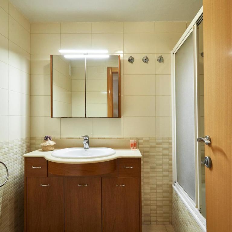 BBarcelona Marina Flat - Three-Bedroom Apartment - 13