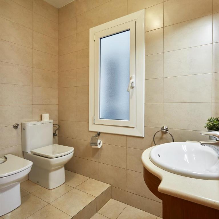 BBarcelona Marina Flat - Three-Bedroom Apartment - 16