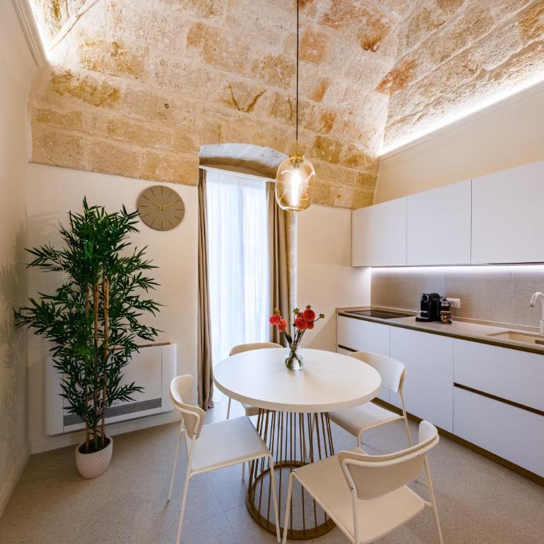 HelloAPULIA Charming Palazzo Clemente - self-catering suites with aircondition - One-Bedroom Apartment - 6