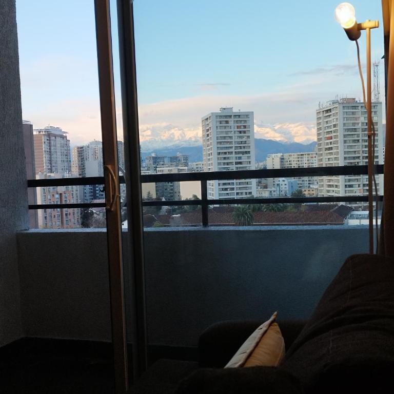 Apartamento con Vista a la Cordillera y Estacionamiento en Santiago Centro Modern apartment with mountain view and parking in Santiago Centre - One-Bedroom Apartment with Balcony and Mountain View - 1