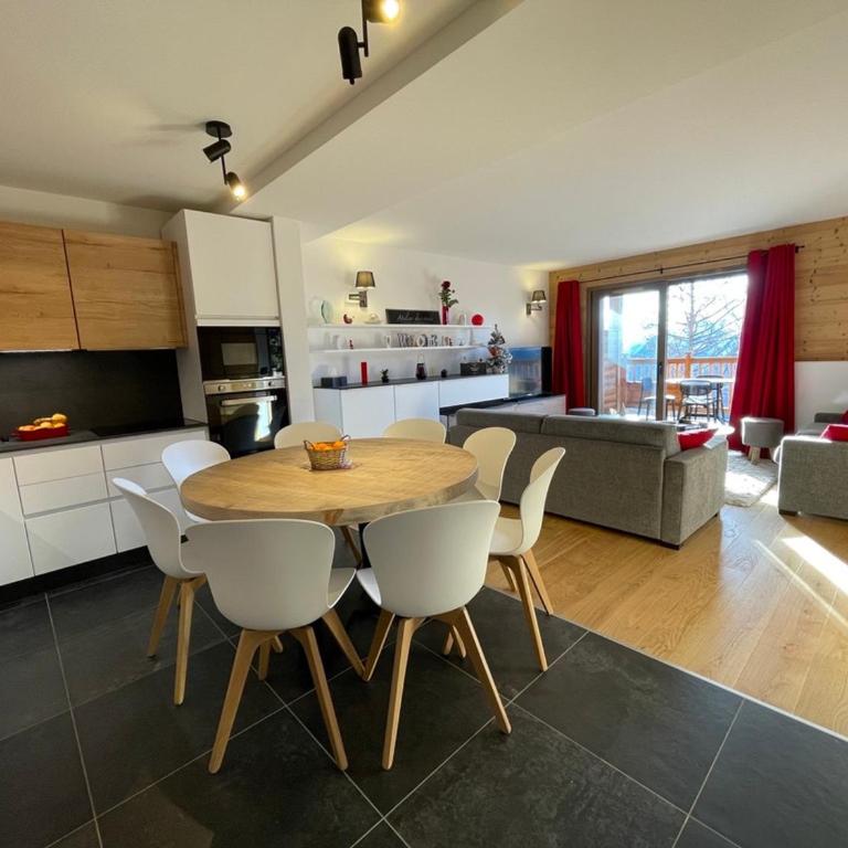 Appartement Alpin Chaleureux avec Sauna et Parking à La Rosière - FR-1-275-190 - Apartment - 4