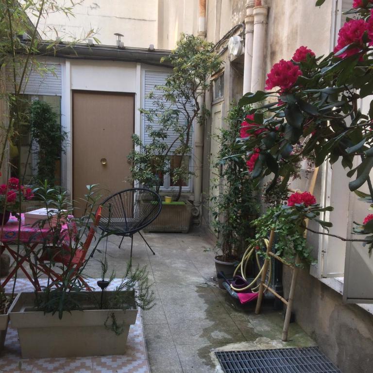 Guest house 40 m2 pour 1,2,3 personnes-Rez de Chaussée sur Rue et Patio-Séjour,Cuisine,SDB,Chambre avec Lit double-2 canapés lit japonais et matelas gonflable-Entrée côté Rue Berzélius-4 m du Métro Brochant lig13- Bus 31,54,74 ers sites touristiques - Appartement 1 Chambre - 12