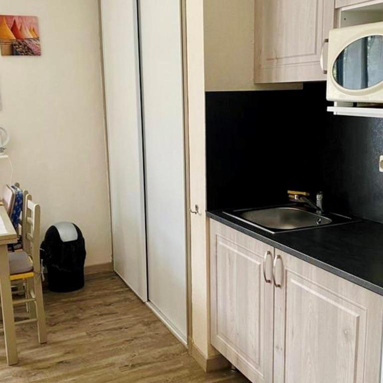 Studio ensoleillé avec balcon et parking - WiFi inclus - Centre-ville Amélie-les-Bains - Studio - 3