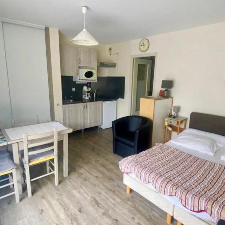 Studio ensoleillé avec balcon et parking - WiFi inclus - Centre-ville Amélie-les-Bains - Studio - 4
