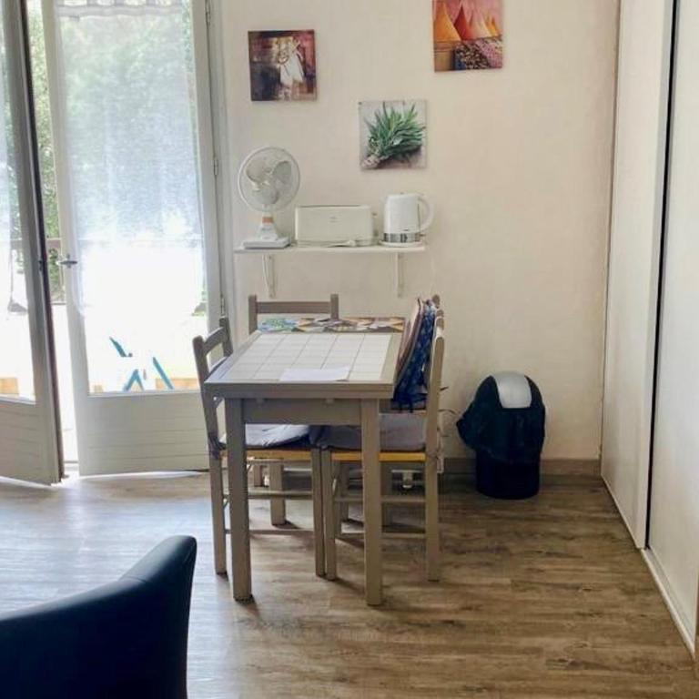 Studio ensoleillé avec balcon et parking - WiFi inclus - Centre-ville Amélie-les-Bains - Studio - 9