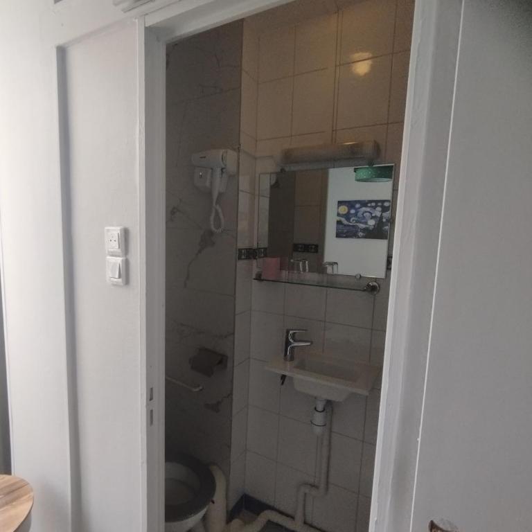 HOTEL SAVOY - Standard Single Room with Shower - 4