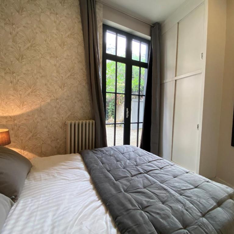 La Villa Beaupeyrat - Appart Hôtel de Charme dans bâtisse de caractère à 400m du coeur de ville de Limoges - Accès autonome - Appartement avec Terrasse - Rez-de-Chaussée - 5