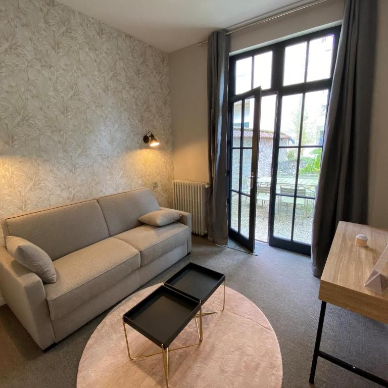 La Villa Beaupeyrat - Appart Hôtel de Charme dans bâtisse de caractère à 400m du coeur de ville de Limoges - Accès autonome - Appartement avec Terrasse - Rez-de-Chaussée - 7