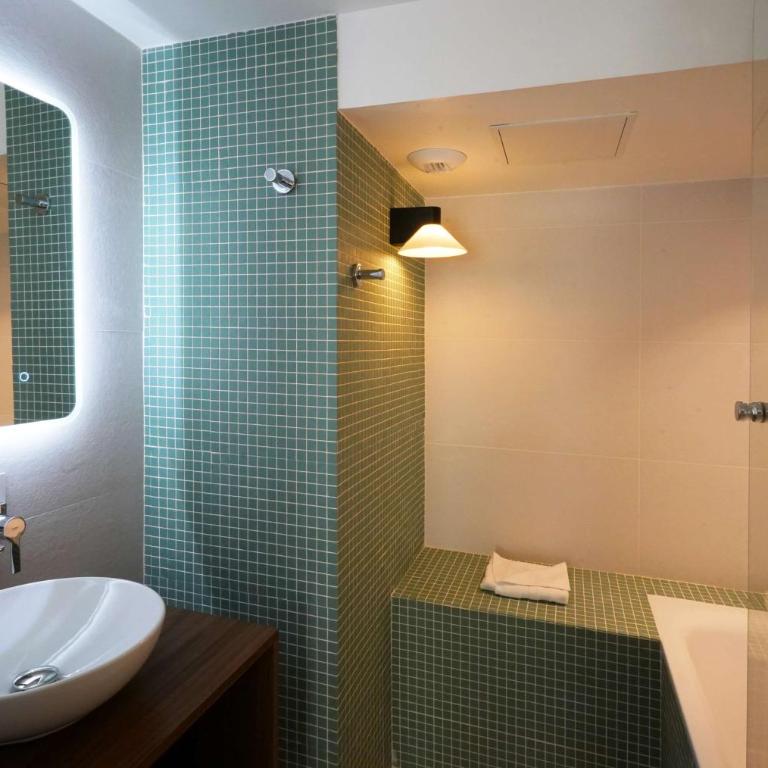 Hôtel Littéraire Arthur Rimbaud, BW Signature Collection - Deluxe King Room with Bath Tub - Non-Smoking - 5