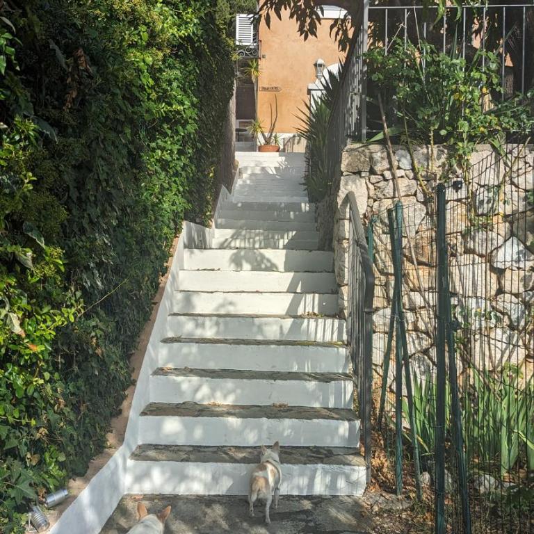 Le Mas d'Angeline-Vue mer panoramique, jardin partagé, parking, voiture indispensable, route étroite et pentue, à 10 min de Monaco - One-Bedroom Apartment with bathtub - with sea view - 22