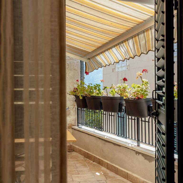 Guesthouse Villa Stari Grad - Deluks Dvokrevetna Soba sa Bračnim Krevetom i Balkonom - 7