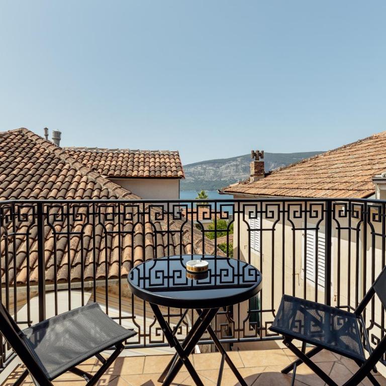 Guesthouse Villa Stari Grad - Deluks Dvokrevetna Soba sa Bračnim Krevetom i Balkonom - 2