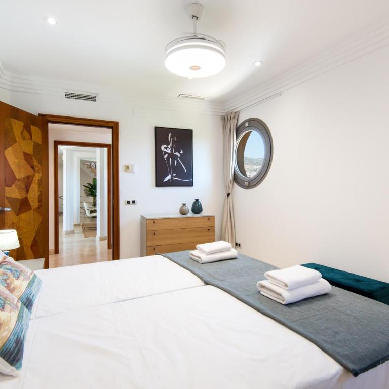 PH BELLAGIO: Luxurious and Romantic duplex penthouse with PRIVATE POOL & sea views - Three-Bedroom Apartment - 29