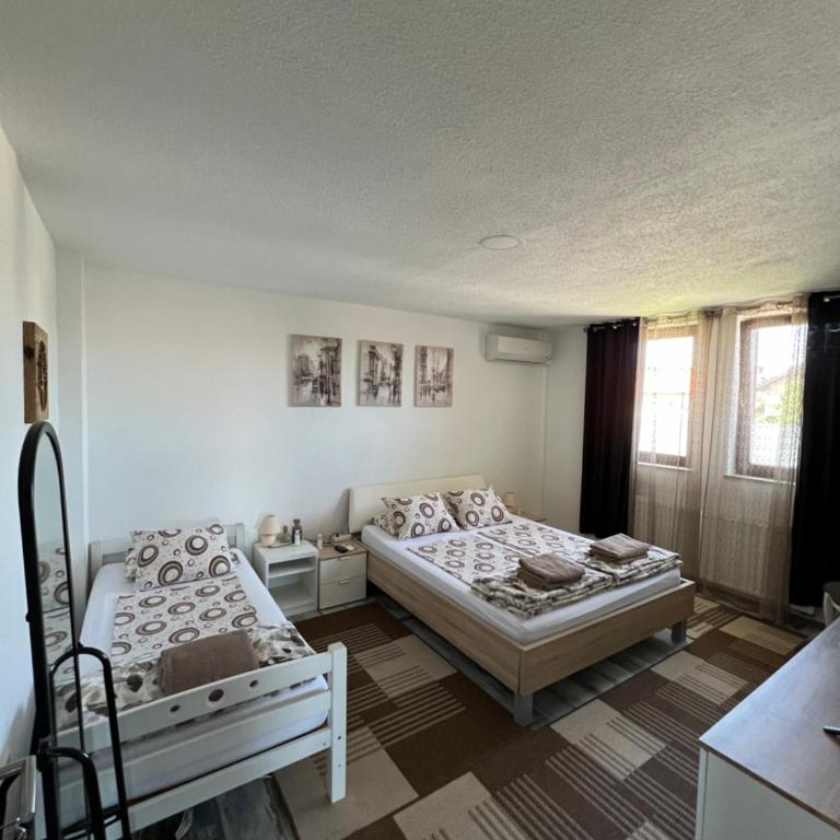 Aman Guesthouse - Basic Triple Room with Shared Bathroom - 4