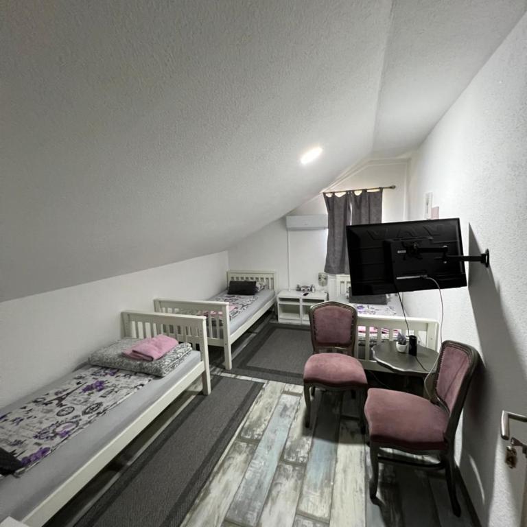 Aman Guesthouse - Economy Triple Room with Shared Bathroom - 1