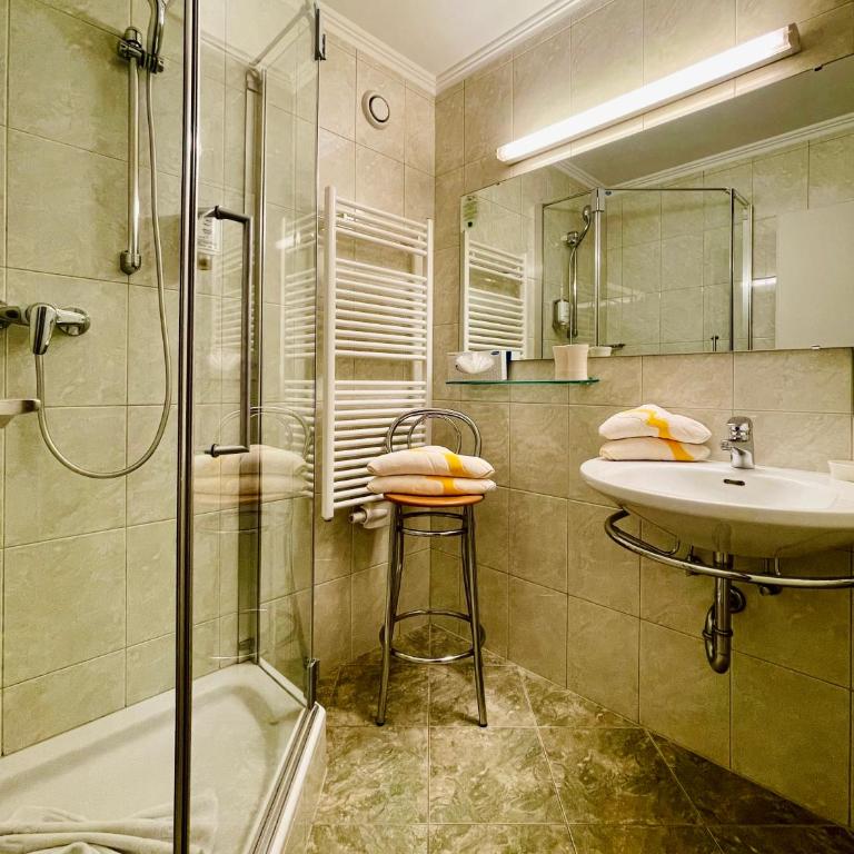 Wellness- und Familienhotel Egger - Doppelzimmer mit Bergblick - 1
