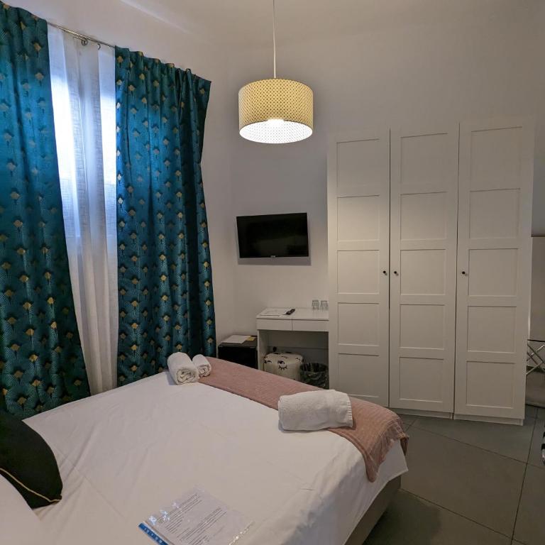 Zefiro Suites - Budget Double Room - 3