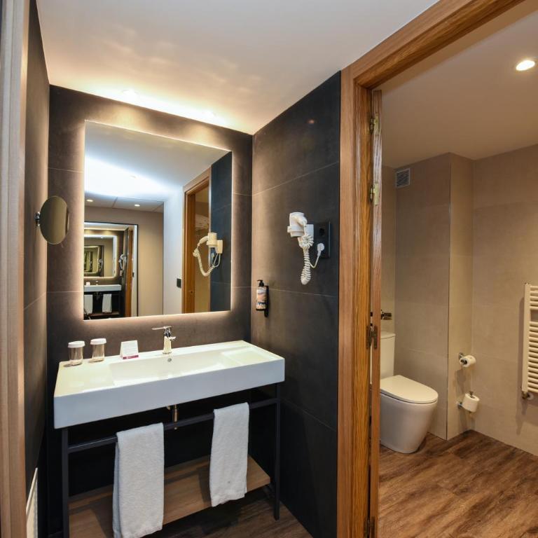 SOMMOS Hotel Benasque Spa - Habitación Estandar con terraza - 4