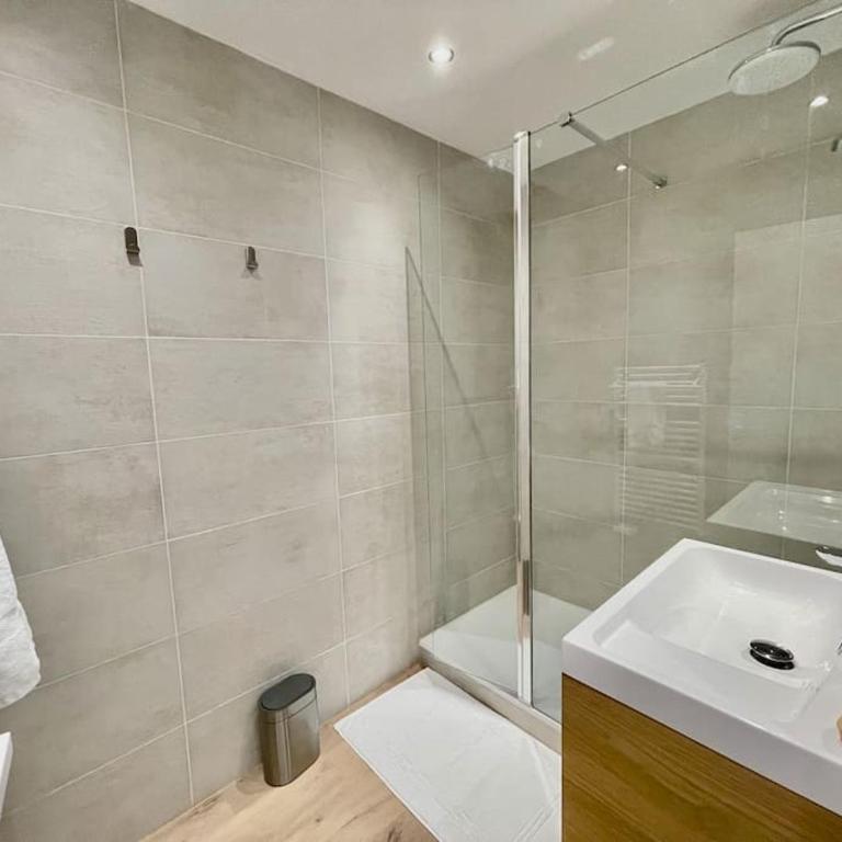 PGH N19-Centre-Ville, Plage à 200m, Parking Privé - Two-Bedroom Apartment - 14