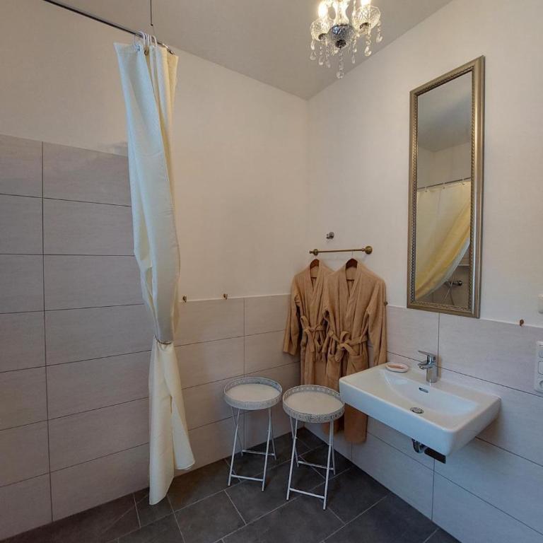 Boutique-Apartments Familie Jarosch Fieberbrunn "Freier Eintritt in das örtliche Hallenbad inklusive Saunalandschaft oder zum Badesee" - Apartment with Balcony - 9