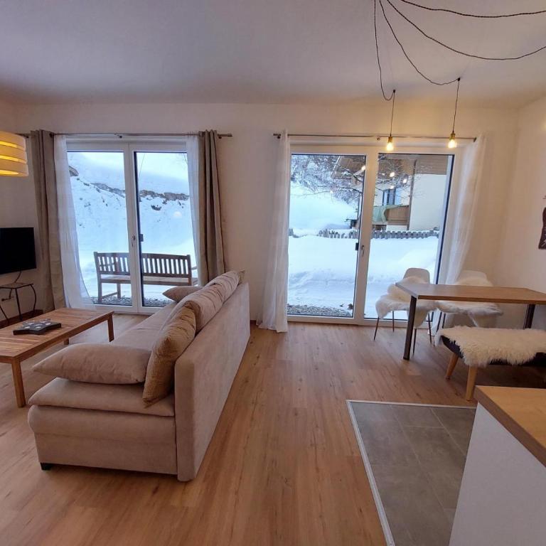 Boutique-Apartments Familie Jarosch Fieberbrunn "Freier Eintritt in das örtliche Hallenbad inklusive Saunalandschaft oder zum Badesee" - Apartment with Shower - 15