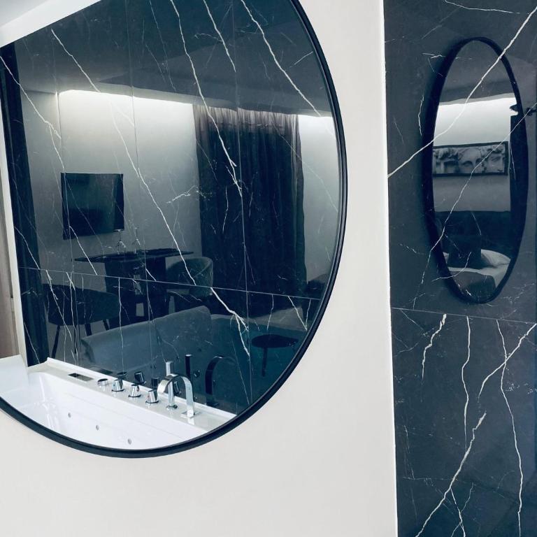 DIADEMA Luxury Suite - Camera King con Vasca Idromassaggio - 12