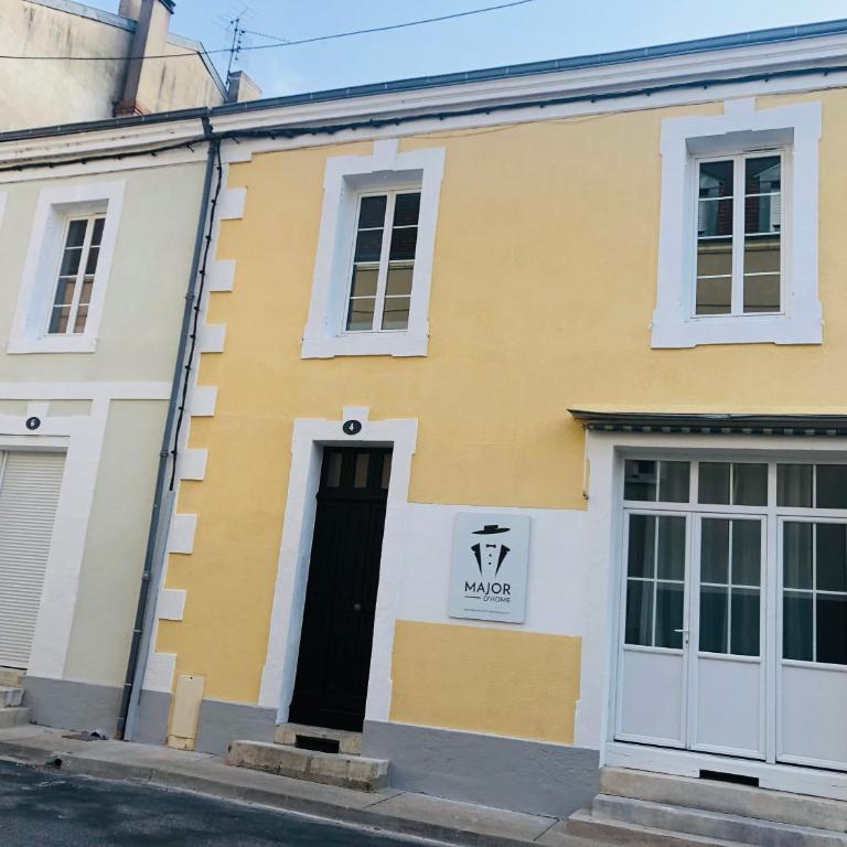 Appart-hôtel de standing avec jacuzzi privatisable en option - Hébergement Noir et Blanc - 15