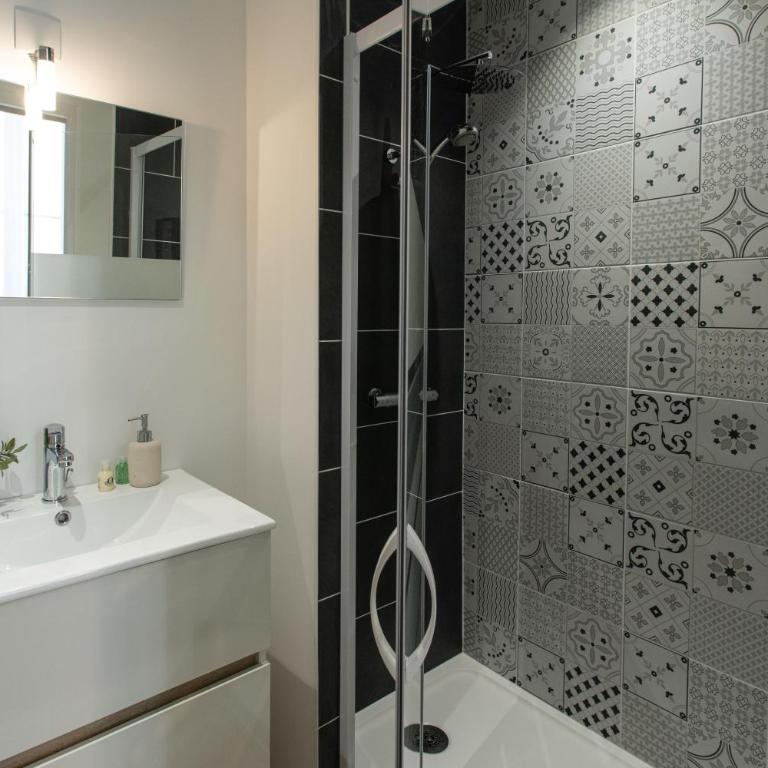 Appart-hôtel de standing avec jacuzzi privatisable en option - Hébergement Noir et Blanc - 16
