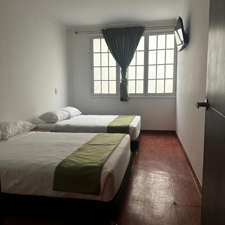 Hotel Artistico - Centro Historico Bogota - Quadruple Room - 1